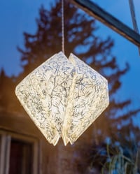 Image 4 of Stínidlo z jehličí – závěsná lampa