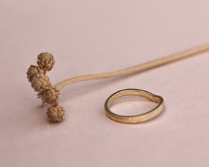 Image of 18ct yellow gold, 2mm milled edge wishbone ring