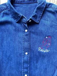 Image 9 of PRE-COMMANDE - Chemise en jean brodée RESISTE - Collab' ADOLIE