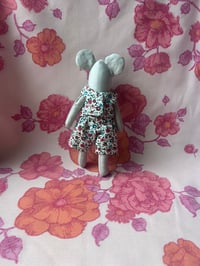 Image 3 of Lola