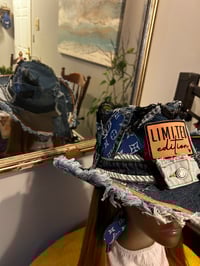 Image 3 of Hold up 