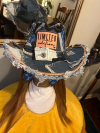 Image 4 of Hold up 