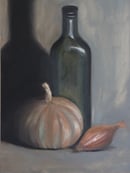 Image 1 of Petit potiron, bouteille d'huile d'olive et échalote