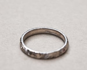 Image of 18ct White gold 3mm floral engraved ring - Men’s size