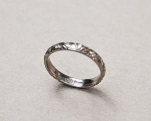 Image of 18ct White gold 3mm floral engraved ring - Men’s size