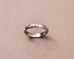 Image of 18ct white gold 3mm floral engraved - Women's size