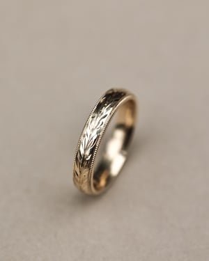 Image of 9ct yellow gold 4mm ‘Olive leaf’ and milled edge engraved ring