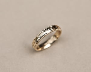 Image of 9ct yellow gold 4mm ‘Olive leaf’ and milled edge engraved ring