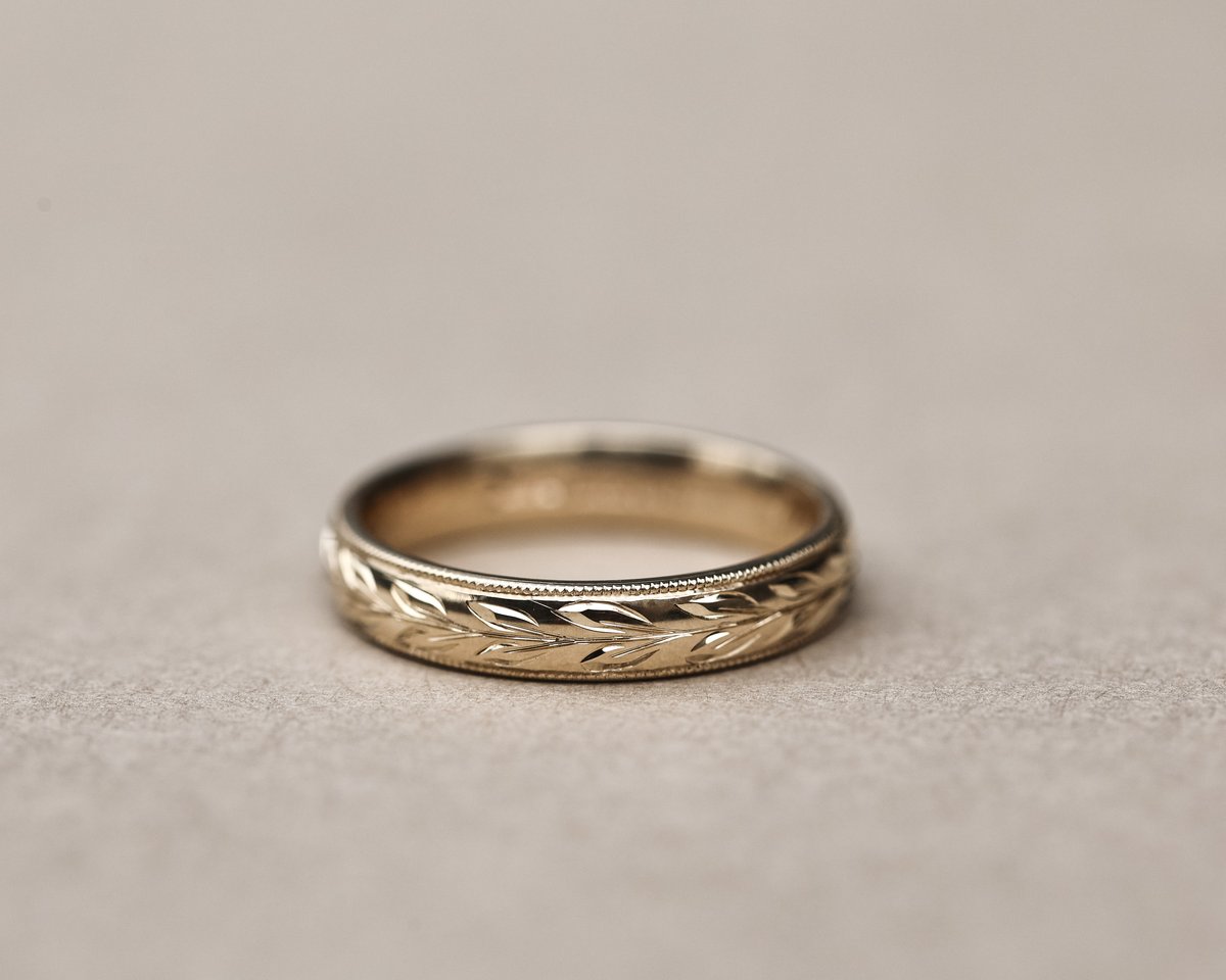 Image of 9ct yellow gold 4mm ‘Olive leaf’ and milled edge engraved ring