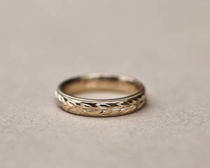 Image of 9ct yellow gold 4mm ‘Olive leaf’ and milled edge engraved ring