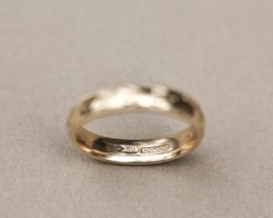 Image of 9ct yellow gold 4mm ‘Olive leaf’ and milled edge engraved ring