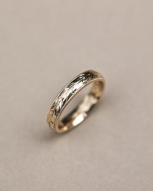 Image of 9ct yellow gold 4mm ‘Olive leaf’ and milled edge engraved ring