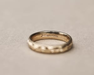Image of 9ct yellow gold 4mm ‘Olive leaf’ and milled edge engraved ring