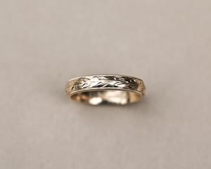 Image of 9ct yellow gold 4mm ‘Olive leaf’ and milled edge engraved ring