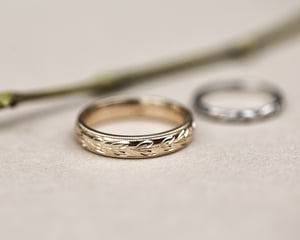 Image of 9ct yellow gold 4mm ‘Olive leaf’ and milled edge engraved ring