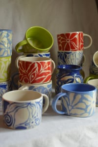 Image 11 of "Flora Adora" Shortie Mug 8 in Strawberry