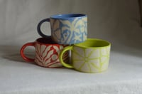Image 10 of "Flora Adora" Shortie Mug 9 in Strawberry