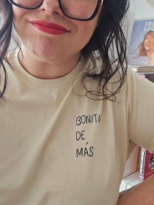 Bonita de más
