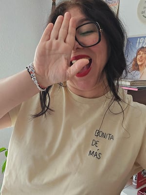 Bonita de más