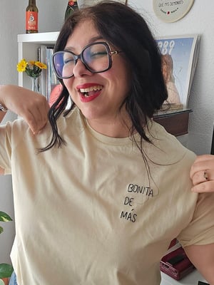 Bonita de más