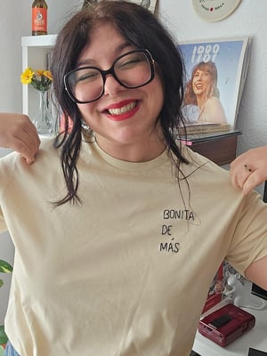 Bonita de más