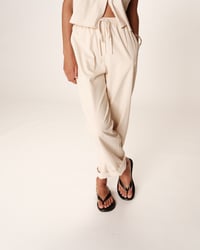 Image 3 of Pantalón Rhode Beige