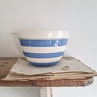 Image 2 of Gorgeous Weathered Vintage Cornishware Mixing Bowl