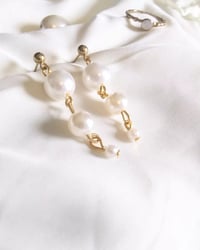 Dangle pearl earrings