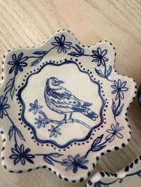 Image 1 of Garden bird on wiggle plate