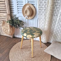 Image 1 of ANCIEN TABOURET FLEURI