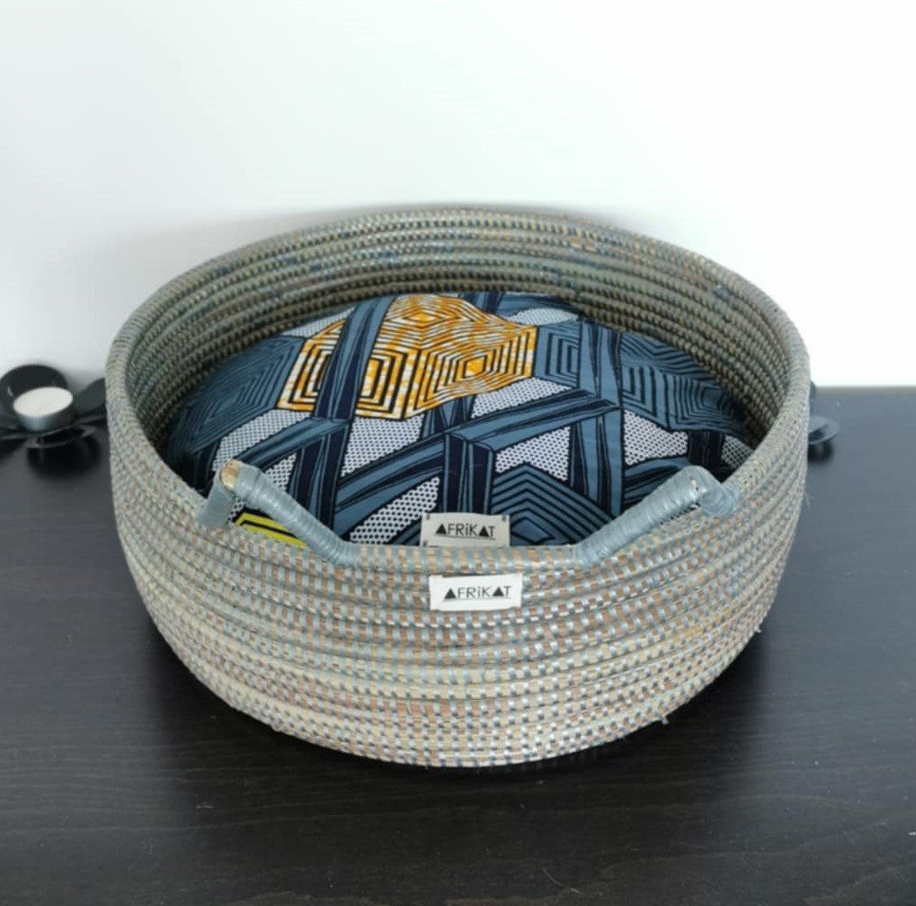 Panière grise en paille tissée + coussin wax gris