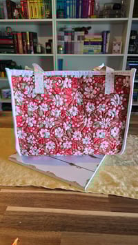 Image 1 of Daisies - quilted All the Things tote bag 
