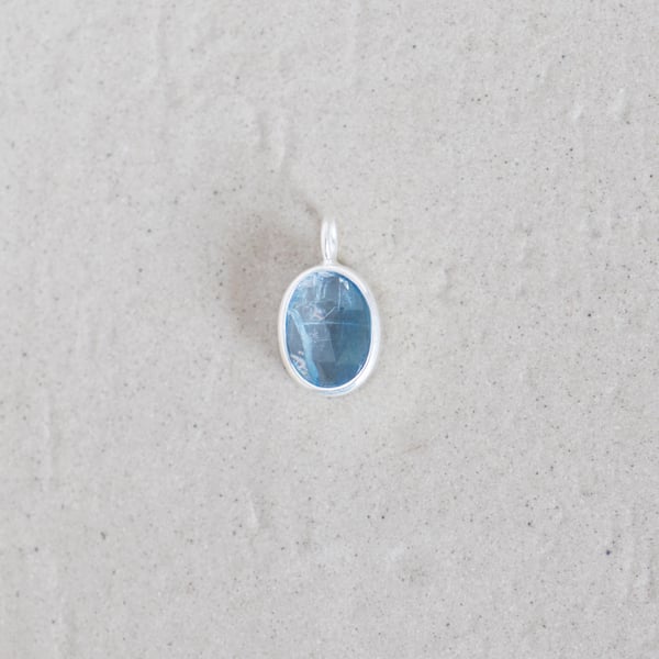 Image of Aqua Blue Kyanite crystal form oval shape mixed cut silver necklace no.2