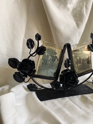 Image of Cadre double photos en fer forgé à décor de roses // années 20