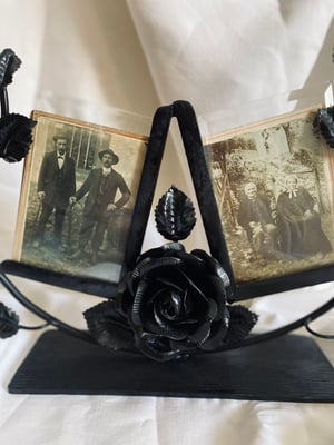 Image of Cadre double photos en fer forgé à décor de roses // années 20
