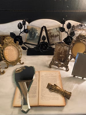 Image of Cadre double photos en fer forgé à décor de roses // années 20