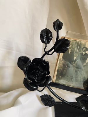 Image of Cadre double photos en fer forgé à décor de roses // années 20