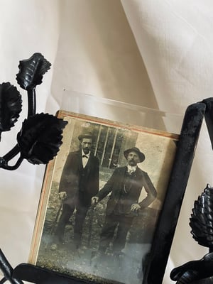 Image of Cadre double photos en fer forgé à décor de roses // années 20