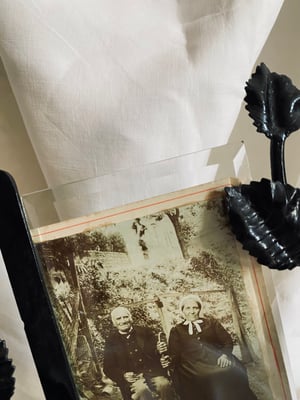 Image of Cadre double photos en fer forgé à décor de roses // années 20