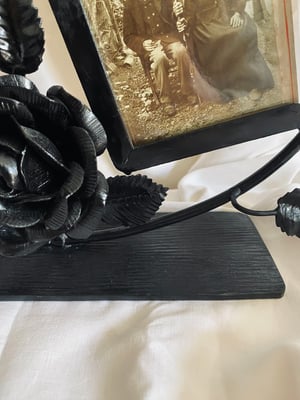 Image of Cadre double photos en fer forgé à décor de roses // années 20