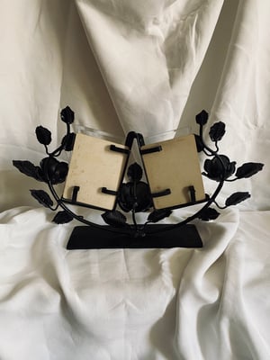 Image of Cadre double photos en fer forgé à décor de roses // années 20