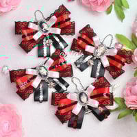 Image 3 of STAY RED – Lightstick & Keychain Bow