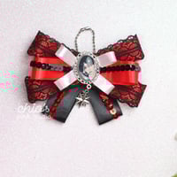 Image 4 of STAY RED – Lightstick & Keychain Bow