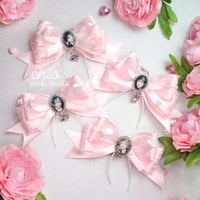 Image 4 of STAY SWEET– Lightstick & Keychain Bow