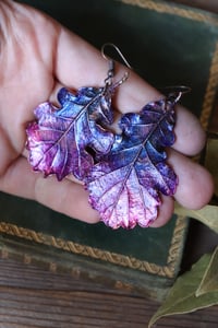 Image 1 of Orecchini maxi con foglie di quercia e patina viola
