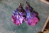 Image 2 of Orecchini maxi con foglie di quercia e patina viola