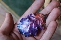 Image 2 of Vera foglia di quercia elettroformata in rame con patina viola