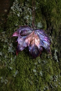 Image 2 of Vera foglia di platano acerifolia maxi elettroformata in rame con patina viola