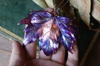 Image 4 of Vera foglia di platano acerifolia maxi elettroformata in rame con patina viola