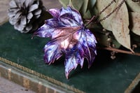 Image 1 of Vera foglia di platano acerifolia maxi elettroformata in rame con patina viola